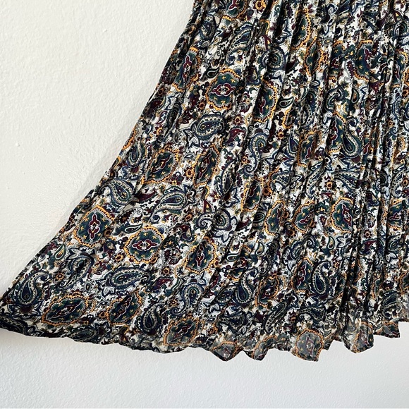 Vintage Express Paisley Pleated Skirt
Compagnie Internationale Express - Picture 2 of 6